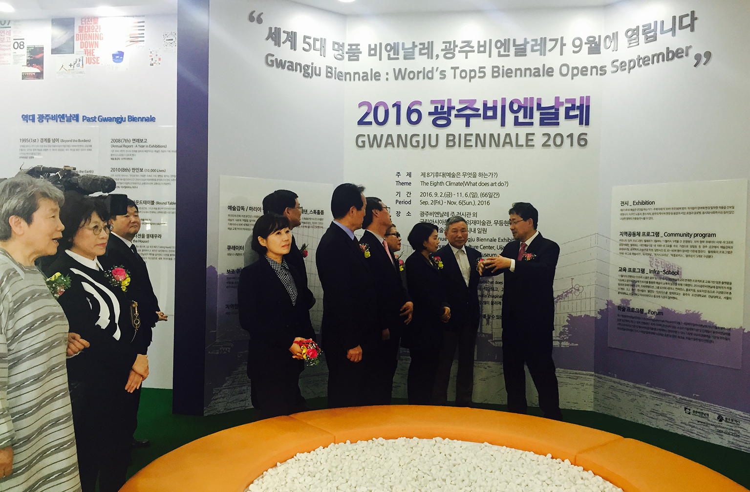 4월 15일 광주시청사 1층에서 열린 '2016광주비엔날레' 홍보관 오픈 기념식에서 박양우 고아주비엔날레 대표가 설명하고 있다. 