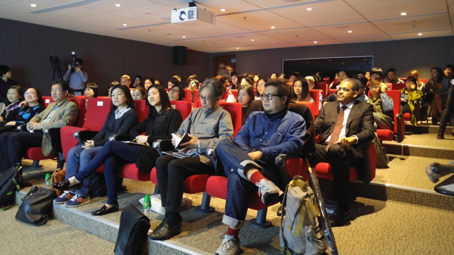 지난 23일 홍콩대학에서 열린 2016광주비엔날레 포럼장 현지 학생들로 가득 찬 홍콩대학에서 열린 광주비엔날레 포럼장 사진