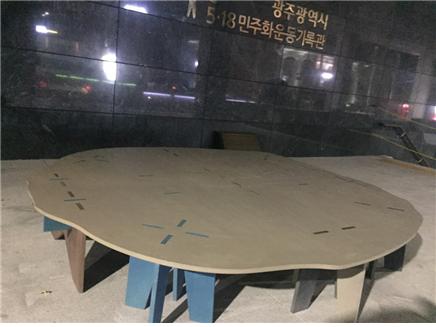 크리스티앙 니얌페타의 생존자들 작품 시리즈 중 테이블