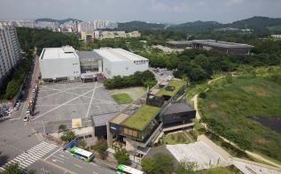 The title of the 14th Gwangju Biennale is Soft and weak like water 관련 이미지