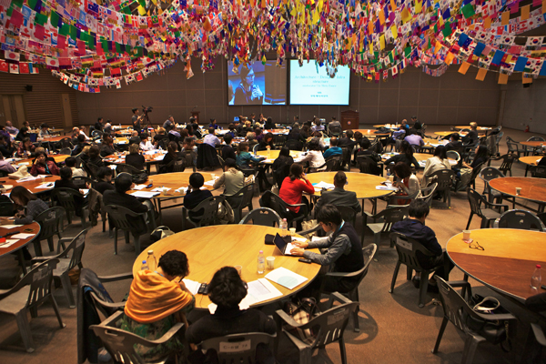 제1회 세계비엔날레대회 첫날 비엔날레 사례발표 관련 이미지
