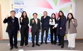 제15회 광주비엔날레 예술감독 니콜라 부리오 방한 관련 이미지