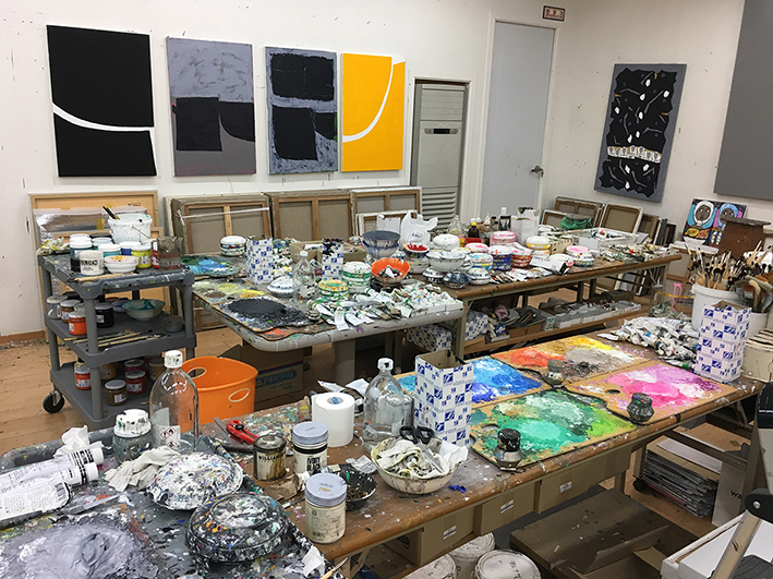 황영성_화백_스튜디오_사진_01.jpg