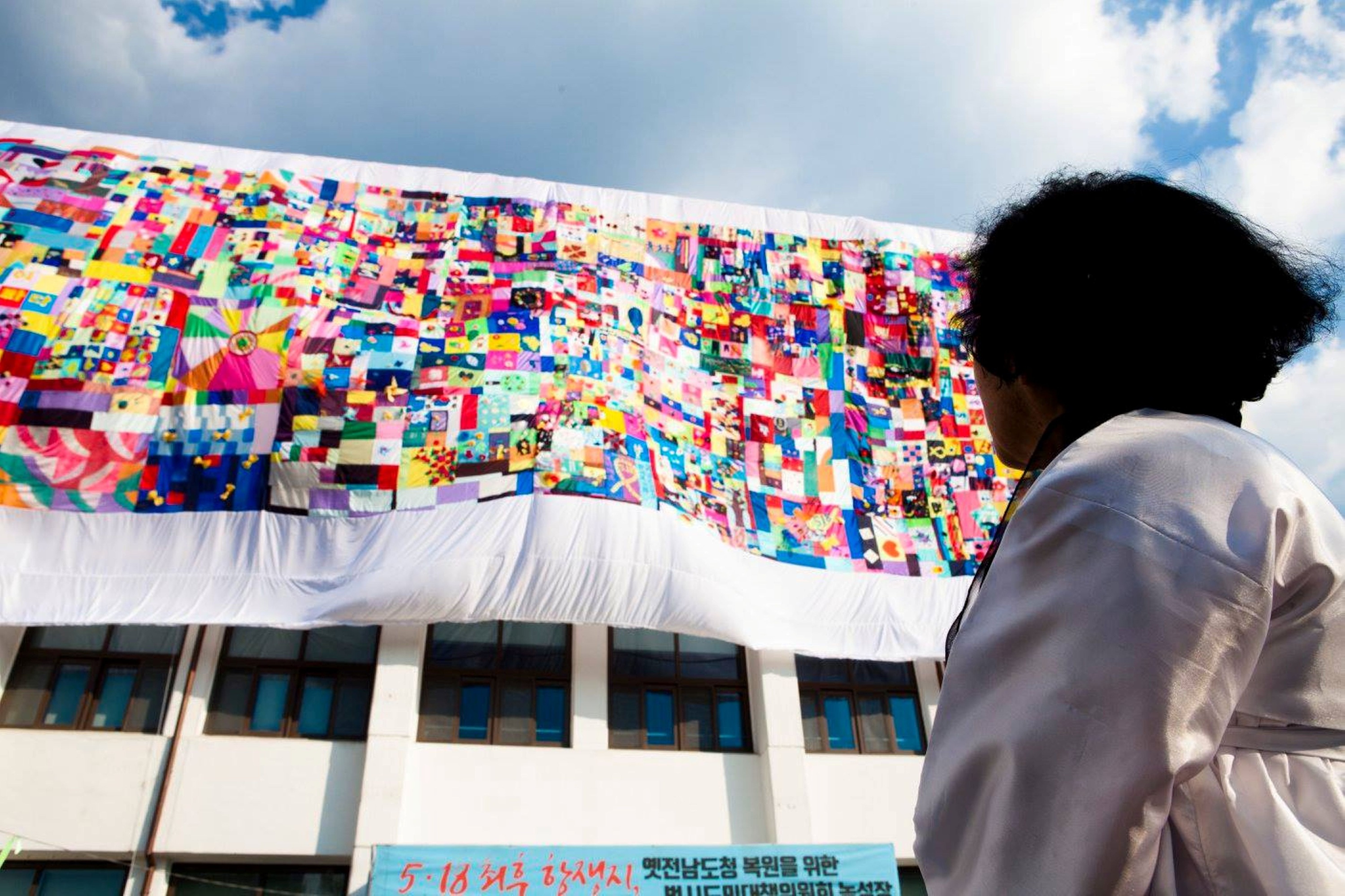 One Heart Genuine 기념비,  1,000 x 3,000cm, 천, 실, 2017_저화질.jpg