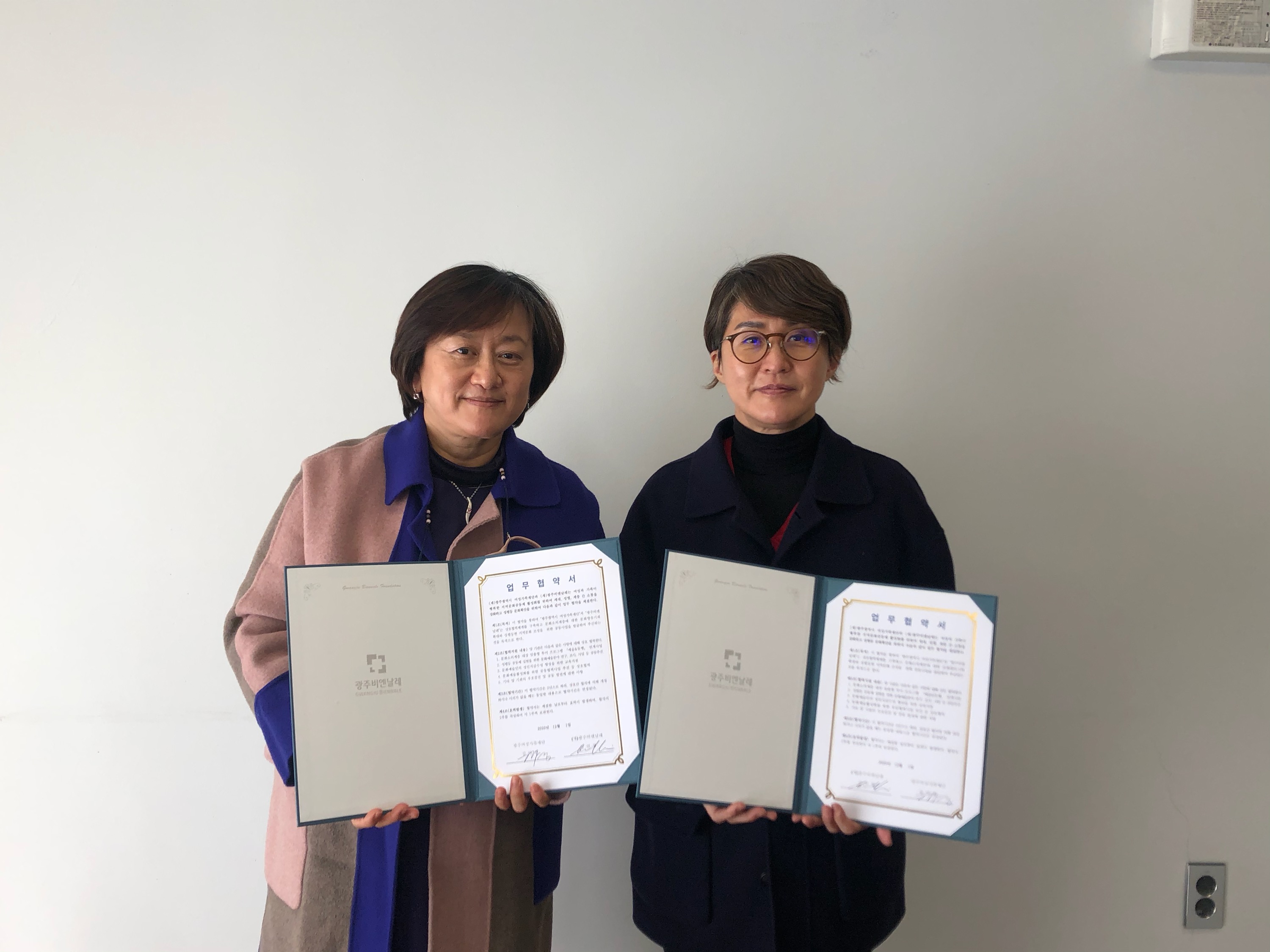 (재)광주비엔날레 김선정 대표이사(사진 오른쪽)와 (재)광주여성가족재단 김미경 대표이사(사진 왼쪽) MOU 사진.jpg